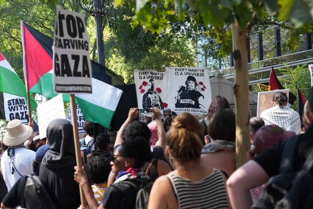Netanyahu 3'ü protesto etmek için New York'taki binlerce insan sokaklara döküldü.