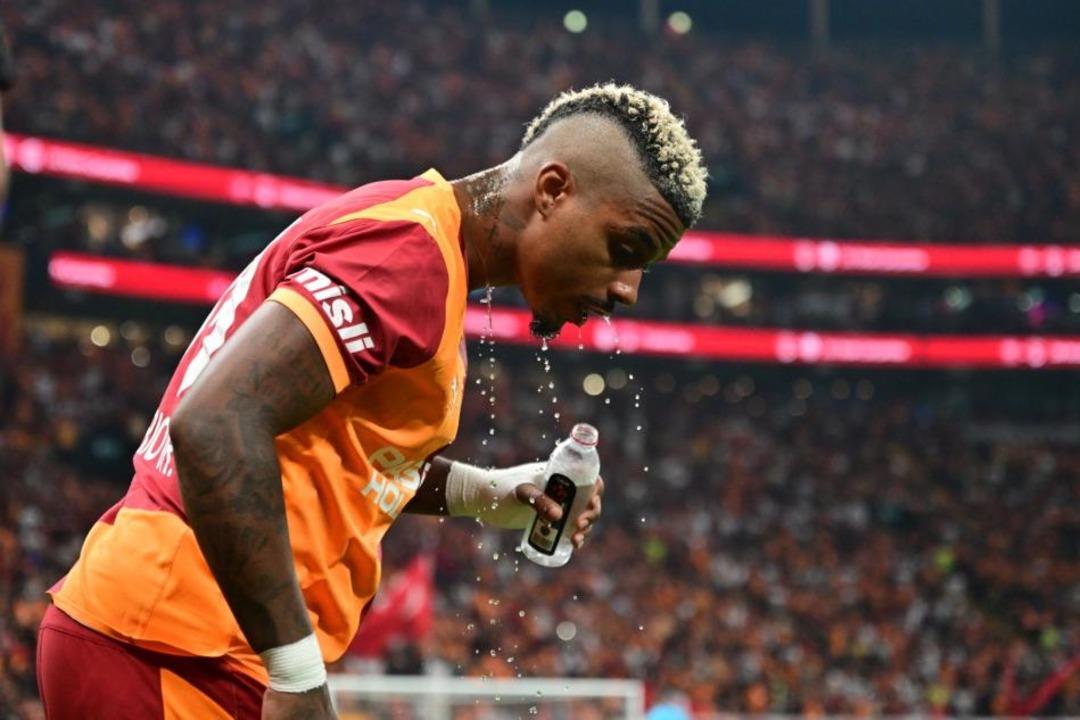 Galatasaray yıldız oyuncunun sözleşmesinin seçeneği açıklandı! Sözleşme kriteri henüz tatmin olmasa da, ayrılık yaklaşıyor ... 2