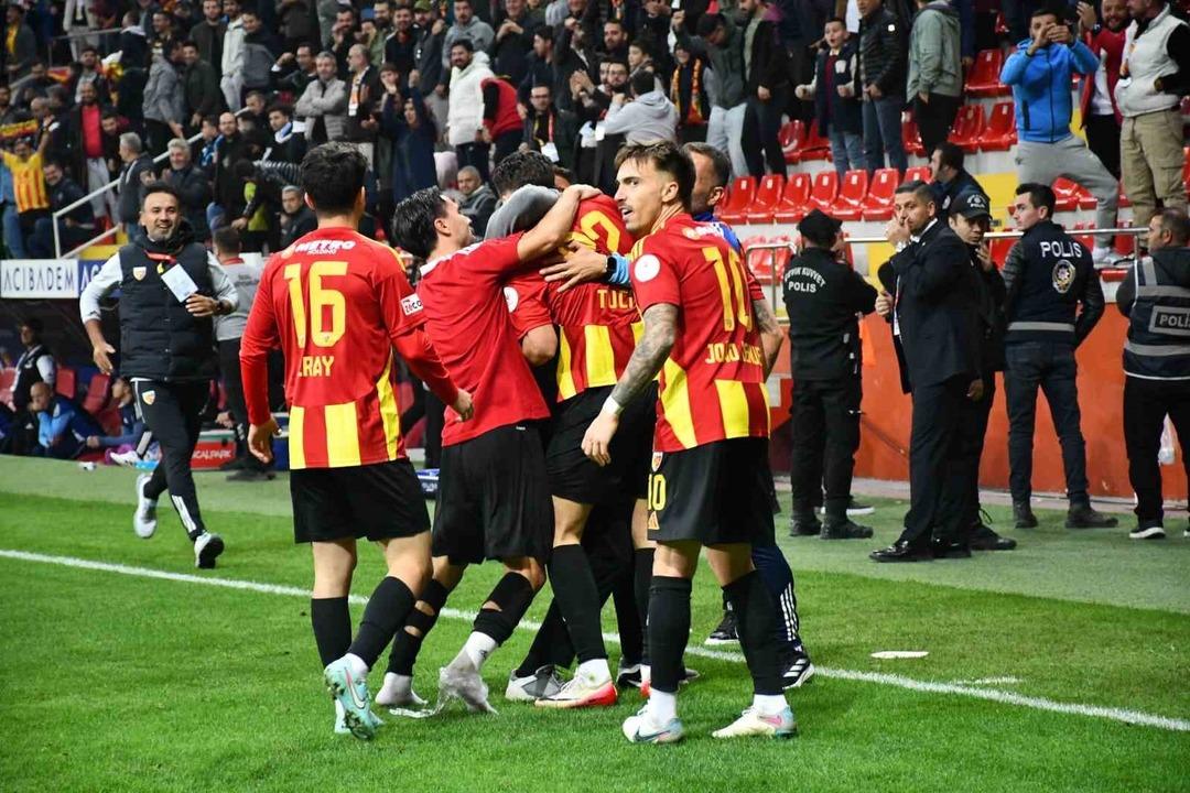 Süper Lig'de 5 gollü maç! Kayserispor evinde Kasımpaşa'yı 3-2 mağlup etti... 3